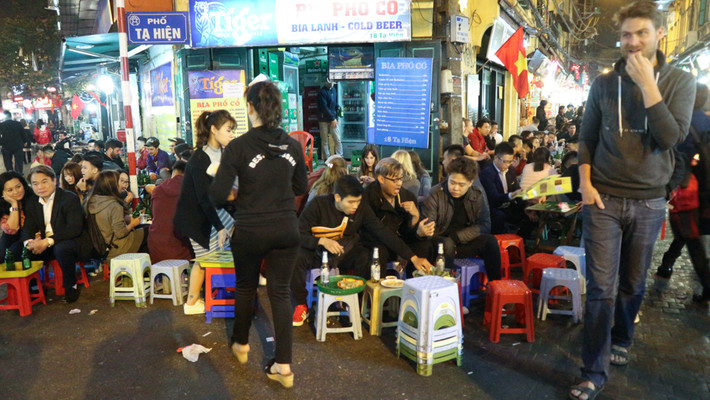 Các bạn trẻ vẫn thảnh thơi uống bia cùng bạn bè và sau đó họ sẽ ra hồ Gươm xem pháo hoa mừng năm mới.