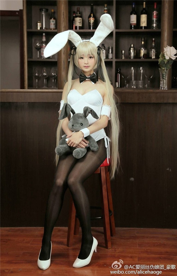 Bên cạnh đó, Hào Ca cũng là nhân vật "thủ lĩnh" của nhóm cosplay Alice nổi tiếng của Vũ Hán, tỉnh Hồ Bắc, Trung Quốc.
