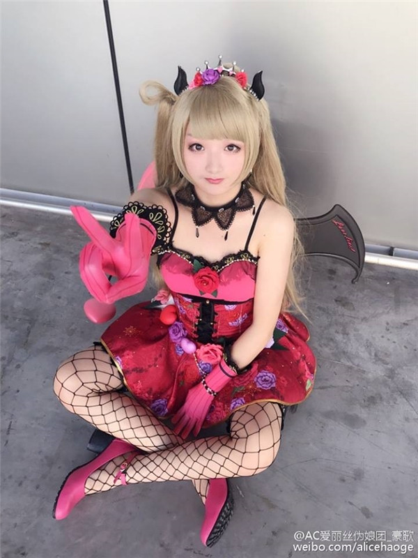 Mỹ nam người Trung Quốc hóa trang cosplay xinh như gái thật được nhắc tới ở đây có tên Hào Ca sinh ngày 10/1 và hiện là sinh viên của Đại học dệt may Vũ Hán khoa thiết kế nghệ thuật.