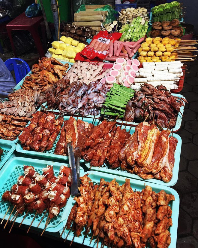 Đồ nướng ở Sa Pa rất đa dạng, từ lợn bản xiên, thịt ba chỉ nguyên miếng, bò cuốn cải, cuốn nấm, chả cá, cho đến cơm lam, trứng, rau củ, hạt dẻ. Chẳng những thế giá đồ nướng cũng rất bình dân.