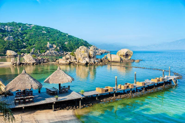 Nằm trên một bãi biển đẹp và làng chài nên thơ dưới chân núi có tên gọi là làng bãi Lao (thôn Bình Lập), khu sinh thái Sao Biển có thời tiết khá dễ chịu.