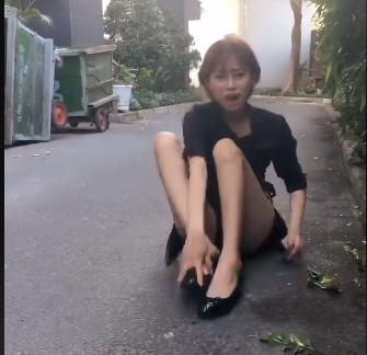 Tuy nhiên, cũng có một số bạn cảm thấy hành động như vậy có phần lố và khá phiền phức. Cụ thể nickname Hà An cho hay: "Thích uống thì tự đi mà mua, có mỗi cốc trà sữa sao phải nhõng nhẽo vậy nhỉ. Vừa kém sang và mất hình tượng."