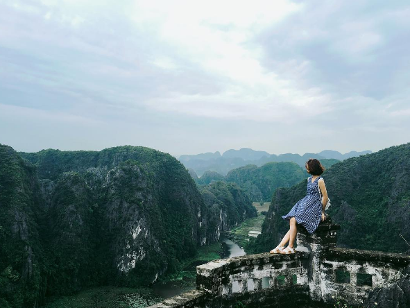 Chạy dọc con đường nông thôn vào tới Hang Múa bạn còn thả tầm mắt ngắm nhìn với những nếp nhà Bắc Bộ và cánh đồng lúa thực nên thơ và trữ tình.