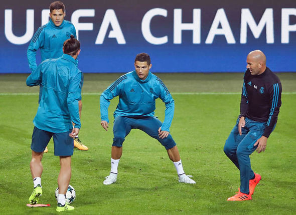 Zidane không cần "tiếp viện" vào tháng Giêng: Real Madrid đang khá trầm lắng mùa này, hiện xếp thứ 5 La Liga sau 7 vòng và kém đội đầu bảng Barca đến 7 điểm. Sốt ruột trước tình hình này, Chủ tịch Florentino Perez đã đến nơi tập luyện của đội để rõ tình hình hơn. Sau 12 trận từ đầu mùa, kể từ Siêu Cúp châu Âu thắng MU 2-1, nhà vô địch C1 có đến 10 cầu thủ trong đội 1 gặp phải chấn thương.
