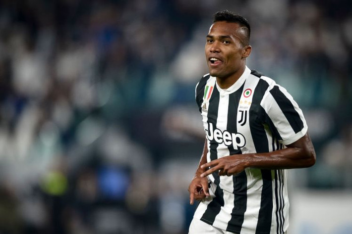 Juventus tìm cách giữ chân Alex Sandro: Juventus đang thuyết phục Chiellini ký hợp đồng mới (hợp đồng hiện tại kết thúc vào cuối mùa), đồng thời cũng lên kế hoạch giữ chân Alex Sandro - người có vai trò rất quan trọng. Alex Sandro đang là mục tiêu chuyển nhượng của Chelsea. Đội bóng thành London sẵn sàng bỏ ra khoản tiền 65 triệu euro để lấy cầu thủ người Brazil, và hứa hẹn tiền lương cho anh khoảng 7 triệu euro. Ảnh: Calcio