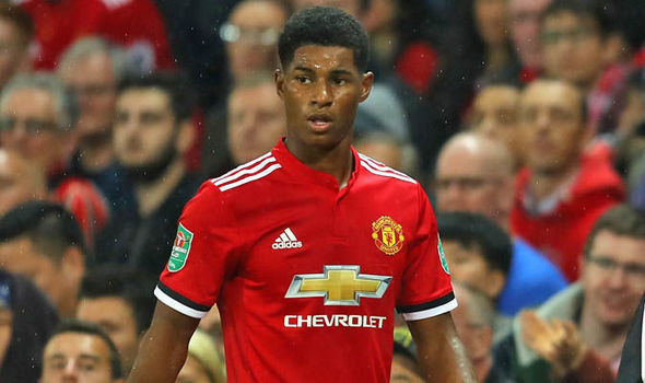 M.U chuẩn bị thưởng đậm cho Rashford: Khi Marcus Rashford bước sang tuổi 20 vào cuối tháng này, anh sẽ được M.U trao cho bản hợp đồng mới với điều khoản tăng lương thưởng hấp dẫn. Hiện chân sút trẻ người Anh đang nhận mức thù lao được xếp vào hàng thấp nhất ở Old Trafford, khoảng gần 50.000 bảng/tuần, bao gồm cả thưởng.