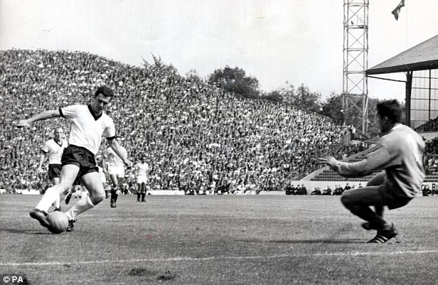 Franz Beckenbauer - hoàng đế bóng đá Đức là một trong những hậu vệ hay nhất mọi thời đại của bóng đá châu Âu cũng như trên toàn thế giới. Ảnh: PA.