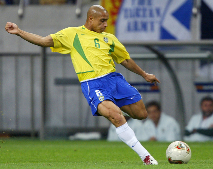 Roberto Carlos được giới chuyên môn cũng như NHM đánh giá là một trong những hậu vệ trái vĩ đại nhất mọi thời đại. Không những nổi tiếng về tốc độ mà ngôi sao người Brazil này còn có những cú tắc bóng chuẩn xác đến từng milimet. Ảnh: Goal.