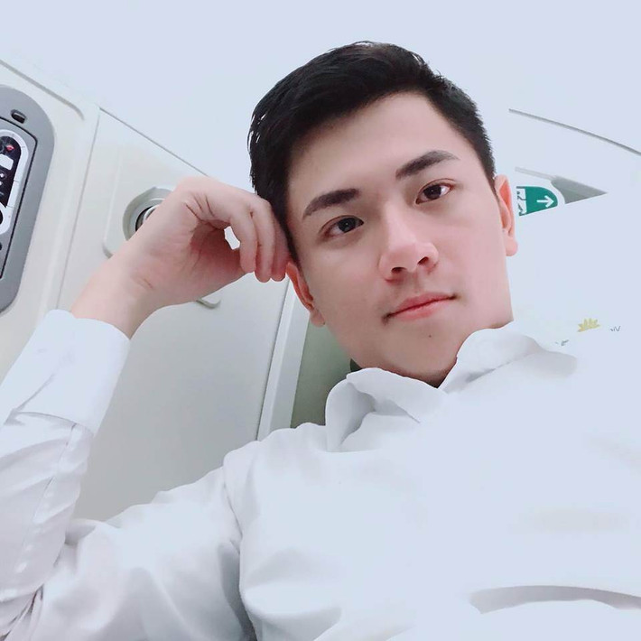 Sở hữu gương mặt điển trai cùng má lúm đồng tiền cực duyên, trai đẹp hàng không 9X Sài thành khiến hội chị em liên tục tìm kiếm trên mạng xã hội. Ảnh trong bài: FBNV.