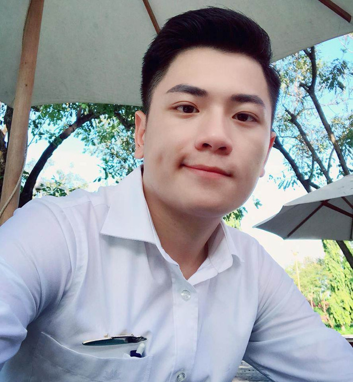 Cụ thể, anh chàng tiếp viên hàng không được truy tìm này có tên Khôi Nguyễn, sinh năm 1992, sinh ra và lớn lên tại Hà Nội nhưng hiện tại đang công tác tại TP HCM. Hiện tại, anh bạn này hiện đang là tiếp viên hàng không của hãng Vietnam Airlines.