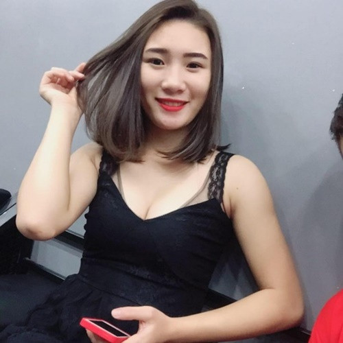 Ngay lập tức, dân mạng đã lùng sục để tìm ra những thông tin của cô gái trên, đó là nickname Xinhh's Hoaii's, tên thật là Võ Thị Hoài, 20 tuổi, cùng quê Nghệ An với Công Phượng. Hiện cô bạn 9X này đang học tiếng Nhật tại Hà Nội.