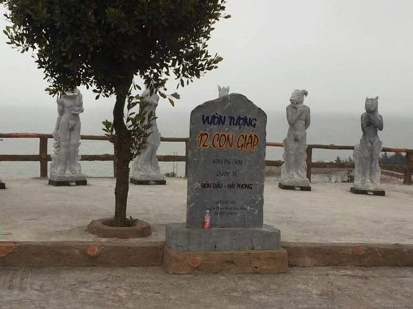 Trong ngày hôm nay (26/3), nhiều diễn đàn giải trí lớn trên mạng xã hội đồng loạt chia sẻ hình ảnh khu vui chơi xuất hiện bộ tượng 12 con giáp "lạ" khiến nhiều người xem phải đỏ bừng vì ý dung tục của nó.