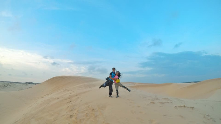 "Sau mỗi chuyến đi cả hai có thêm kinh nghiệm sống, trưởng thành nhiều hơn, tự lập hơn, biết được nhiều văn hóa khác nhau, được trải nghiệm điều mới lạ, quen được rất nhiều bạn bè mới. Và khi trở về, đương nhiên cả hai sẽ cảm thấy cuộc sống lại tràn trề động lực, làm việc thật hăng say và bắt đầu lên lịch trình cho chuyến đi mới", Thúy Hằng bộc bạch.