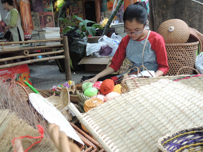 Chúng tôi đến tận làng nghề tìm hiểu rồi mới đưa sản phẩm từ tay nghệ nhân đến với mọi người, với mong muốn cùng chung tay giữ gìn làng nghề hàng trăm năm tuổi này”. Chị Thanh Thúy cho biết thêm.