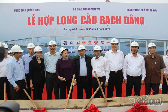 Tại buổi lễ hợp long cầu Bạch Đằng có sự tham gia của Chủ tịch QH Nguyễn Thị Kim Ngân, Trưởng Ban Tổ chức TƯ Phạm Minh Chính, lãnh đạo tỉnh Quảng Ninh và TP Hải Phòng.