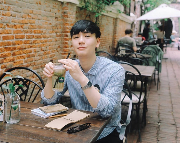 Không hề tỏ ra bực bội hay cảm thấy phiền phức, Đình Quang cho biết anh chỉ thấy bất ngờ vì được nhiều bạn trẻ Thái Lan biết tới và yêu mến như vậy.