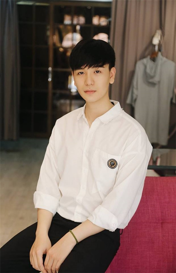 Đình Quang sinh năm 1995, sinh ra và lớn lên ở Cao Bằng. Anh chàng này là người dân tộc Tày. Chính da dẻ khá trắng trẻo, lại có nét duyên rất riêng khiến bao người chú ý.