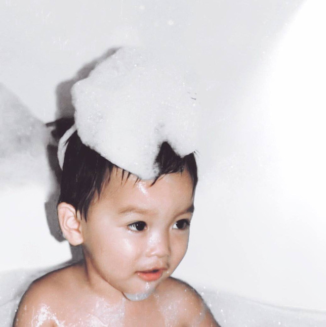 Khoa Nguyễn ngày xưa có gương mặt nét nào ra nét đó, rất được bố mẹ quan tâm, chiều chuộng và chẳng ngại đầu tư những bộ ảnh chỉn chu. Chính những bức ảnh ngày ấy của chàng hot boy Việt 9X này lại cực thu hút sự chú ý của cộng đồng mạng.