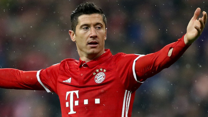 Lewandowski trong tầm ngắm của 3 ông lớn Premier League: Theo một số thông tin chuyển nhượng cầu thủ của giới thạo tin tại Anh, cả Man City, Chelsea lẫn Man United đều đang theo đuổi tiền đạo người Ba Lan của Bayern Munich Robert Lewandowski. Sau 3 năm chơi bóng ở Allianz Arena, mối quan hệ giữa Lewandowski và ban lãnh đạo Bayern Munich được cho là đang xấu đi và tiền đạo 29 tuổi muốn ra đi ngay tháng 1/2018. Ảnh: Goal