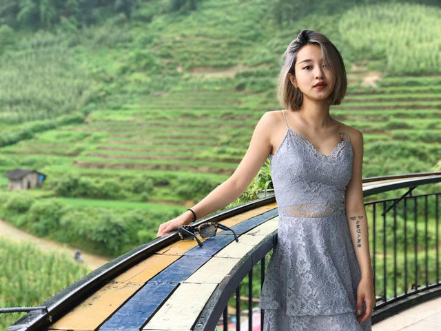 Dẫu đã là bà mẹ một con nhưng Mi Vân vẫn cứ khiến người ta phải ngẩn ngơ khi thấy hình ảnh của cô xuất hiện đâu đó trên MXH. Khi chạm ngưỡng của tuổi 30, hot girl Việt đời đầu này đã có có một tổ ấm nhỏ hạnh phúc theo cách của riêng mình. Một công việc ổn định đúng đam mê. Những người bạn kề vai sát cánh và sau tất cả là một gia đình lớn luôn chào đón mình trở về sau bao thăng trầm cuộc sống.