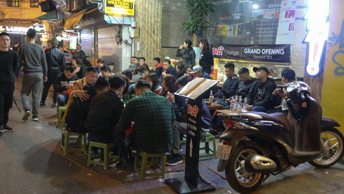 Thời điểm trước giao thừa, rất nhiều du khách nước ngoài đã tập trung tại phố Tây - Tạ Hiện, Hà Nội để cùng chuẩn bị ra phố đi bộ Hồ Gươm hòa vào dòng người đón Tết Mậu Tuất.