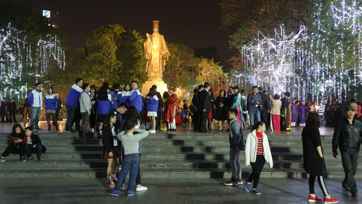 Năm mới Đinh Dậu 2017, TP Hà Nội không tổ chức bắn pháo hoa, vì thế vào thời khắc chuẩn bị bước sang năm mới Mậu Tuất 2018, người dân Thủ đô ùn ùn kéo đến các địa điểm có trận địa pháo hoa.