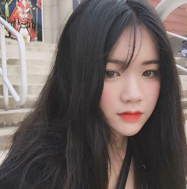 Gây ấn tượng với người đối diện bằng nước da trắng, khuôn mặt cân đối, dáng người thon gọn cùng phong cách thời trang nữ tính, khác biệt du học sinh Việt bị nhiều người tưởng nhầm là sao Hàn Quốc.