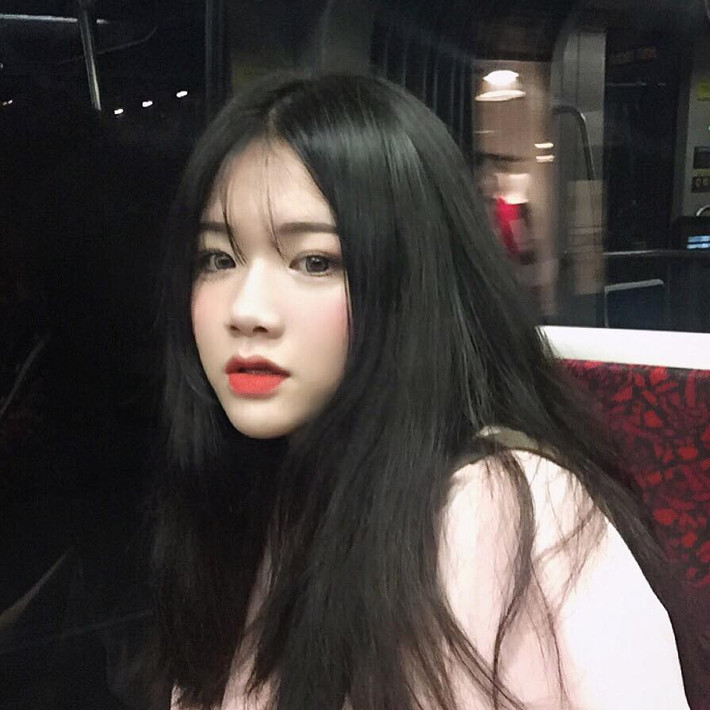 Tuy nhiên, với vai trò người mẫu ảnh, Hương Giang đã dần dần trở thành một gương mặt được nhiều bạn trẻ chú ý và lượng fan của cô bạn này cũng đang tăng lên theo cấp số mũ.