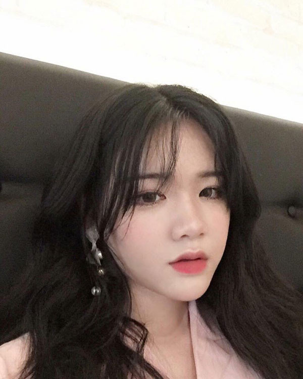 Dù có bực mình nhưng Hương Giang vẫn nhẹ nhàng và chọn cách đối xử khá khôn ngoan đó là sự im lặng trước những lời đàm tiếu. Bởi có tranh cãi cũng chỉ khiến hình ảnh của cô bạn 9X này trong mắt mọi người trở nên tệ đi.