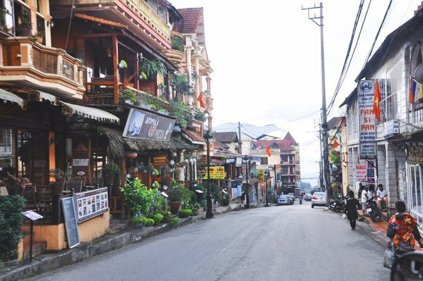 Thực ra đây có thể coi là một cách làm dịch vụ rất thông minh của người Sa Pa, vùng đất phải đi nhiều, leo trèo nhiều mới có thể khám phá được cảnh quan. Điều đó sẽ đi kèm với việc đôi chân quen đi đồng bằng của bạn sẽ mỏi rã rời.