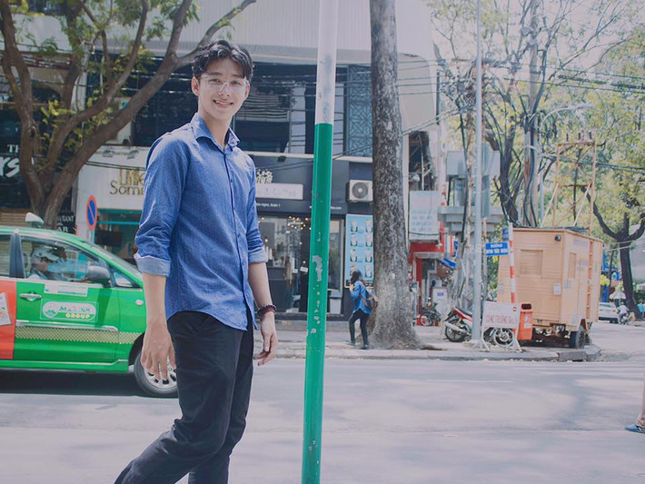 Trong bức ảnh thẻ được chụp năm 8 tuổi, gương mặt cậu bạn được truy tìm đã rất khôi ngô, tuấn tú. Cộng đồng mạng còn mê mệt hơn khi 10 năm sau, "hot boy ảnh thẻ" đã trở thành nam thần với vóc dáng cao lớn, cặp mắt quyến rũ và đôi môi trái tim giống hệt ngày bé.