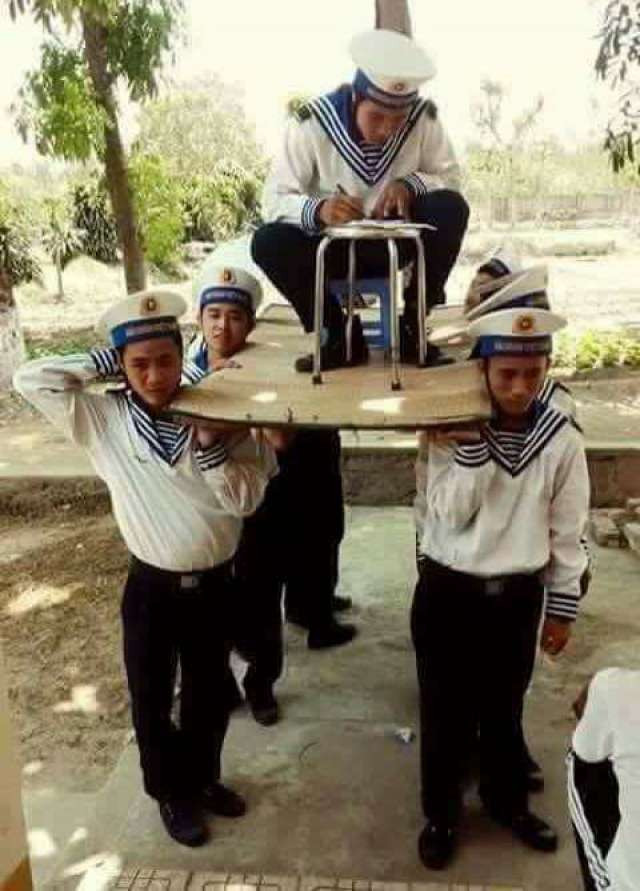 hình phạt là một điều không thể thiếu để rèn giũa tân binh, nhiều khi khắc nghiệt đến mức phi lý. Tuy nhiên, các cán bộ nhà nhà binh luôn biết cách biến chúng thành những điều hài hước, châm biếm và khiến cho các chàng tân binh mới nhập ngũ cực kỳ nhớ đời.