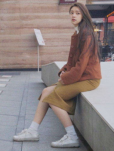 Tuy nhiên, theo ý kiến của nhiều cư dân mạng, họ vẫn thích ngắm nhìn những bức ảnh thời trang theo phong cách tối giản của Trăn Tử bởi nó tôn lên vẻ đẹp mộc mạc của cô nàng này.