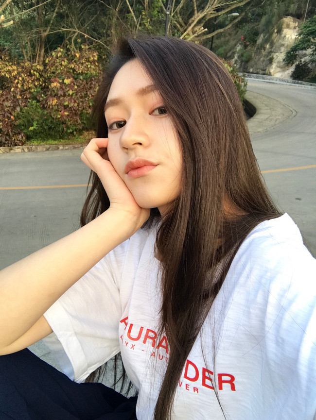 Hot girl Trung Quốc có tên Trăn Tử sinh năm 1994, đến từ Từ Hối, Thượng Hải vừa qua được nhiều cư dân mạng nhắc tới nhờ vẻ đẹp không cần son phấn nhưng vẫn khiến nhiều người phải ngây ngất ngắm nhìn.