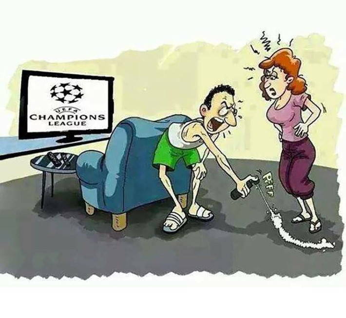 Vùng cấm xâm phạm của các ông chồng khi xem UEFA Champions League đã được định ra với các bà vợ. Ảnh sử dụng trong bài: Facebook Troll Bóng Đá/ Thức Khuya Xem Bóng Đá.