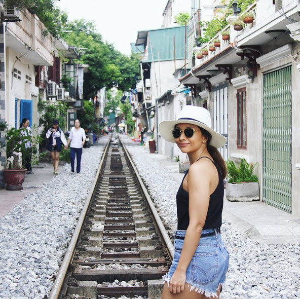 Đường tàu đoạn chạy qua phố Phùng Hưng là địa điểm lý tưởng được nhiều người chú ý tới và cho ra đời rất nhiều bức ảnh sống ảo cực đẹp.