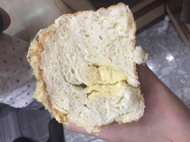 Sau khi chứng kiến hộp bánh mì pho mai được Bi Chi đăng tải, nhiều dân mạng không giữ được sự bình tĩnh mà phải lên tiếng. Nickname Ha Lan chia sẻ: "Nhìn hộp bánh như hết date và không muốn ăn chút nào. Phí 120k mà chẳng được việc gì. Đắng thật".