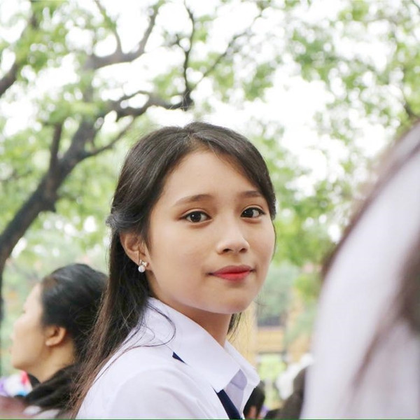 Đôi mắt to đen láy và gương mặt ưa nhìn, dù có đứng góc lớp chụp ảnh, nữ sinh lớp 12 đến từ Vĩnh Phúc tên Vân Trang vẫn khiến nhiều trái tim loạn nhịp. Ảnh trong bài: Facebook nhân vật.