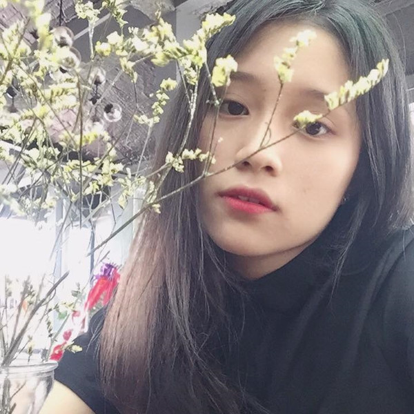Ngay sau đó, những thông tin của cô nàng mặc đồng phục đứng góc lớp trên đã được các "thám tử" trên mạng xã hội tìm kiếm và kết quả đó là nữ sinh có tên Vân Trang, là một trong những học sinh ưu tú của lớp 12 trường THPT Trần Phú, Vĩnh Phúc.