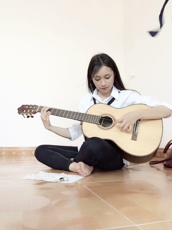 Ngay sau khi bất ngờ nổi tiếng bằng 1 bức ảnh, trang cá nhân của Vân Trang đã "ùn ùn" người kéo vào kết bạn và nhấn nút theo dõi cô học sinh lớp 12 này.