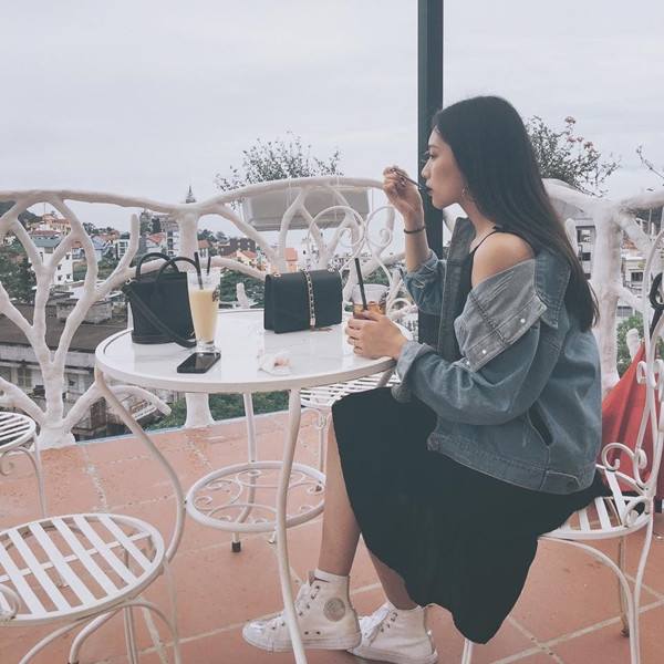 Cũng bởi vì ngoại hình có phần nổi bật này mà Vân Trang được không ít người nhắn tin kết bạn, làm quen khiến cô bạn khá bối rối và ngượng ngùng.