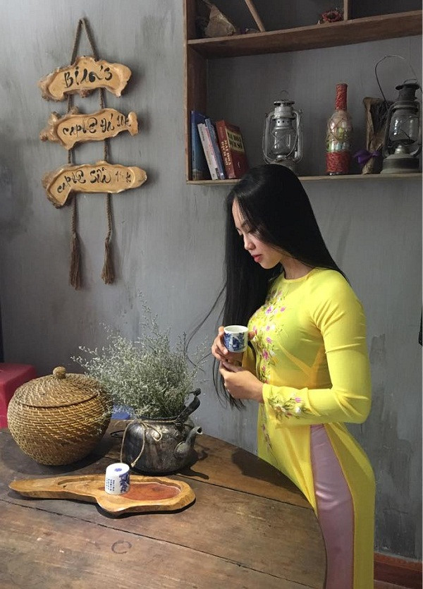 Nữ gymer tiếp theo được nhắc đến khi mặc áo dài tuyệt đẹp đó là Huỳnh Vương Anh Túc. Cô gái đến từ Nha Trang từng gây sốt với những hình ảnh nóng bỏng cũng có lúc dịu dàng, đằm thắm.