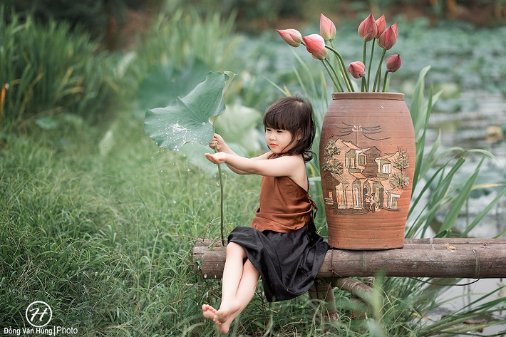 Chính bởi sự háo hức nên khi thực hiện bộ ảnh áo dài, bé Ngọc Anh rất nghiêm túc trong lúc chụp nhưng với kinh nghiệm diễn xuất có từ những bộ ảnh trước, cô nàng 5 tuổi này vẫn toát ra sự hồn nhiên và dễ thương.