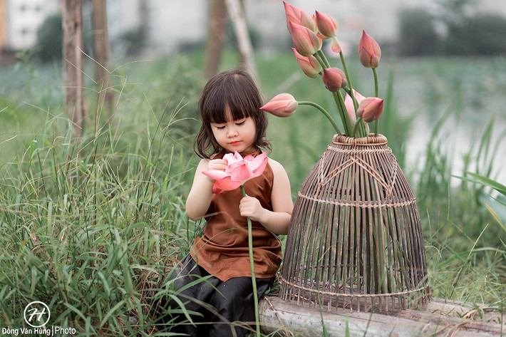 Sau khi bộ ảnh bên ao sen của người mẫu nhí được nhiều người chú ý tới, chị Trần Thị Hòa mẹ bé Ngọc Anh cho biết, bộ ảnh được thực hiện vào chiều 17/5 vừa qua và cô bé 5 tuổi này rất háo hức trước lúc chụp bởi sự yêu thích các trang phục truyền thống như áo tứ thân hay áo dài.