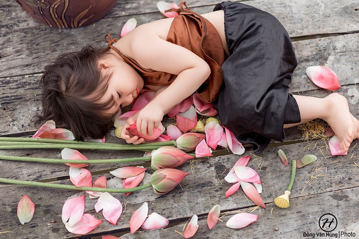 Nét hồn nhiên, đáng yêu của Ngọc Anh trong trang phục áo yếm.