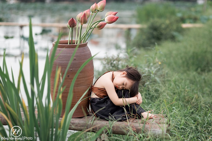 Được biết, bộ ảnh người mẫu nhí Hà thành e ấp bên hồ sen được chính người thân của cô bé Ngọc Anh đăng tải trên trang cá nhân và được một lượng lớn dân mạng chia sẻ vào fanpage ảnh đẹp.