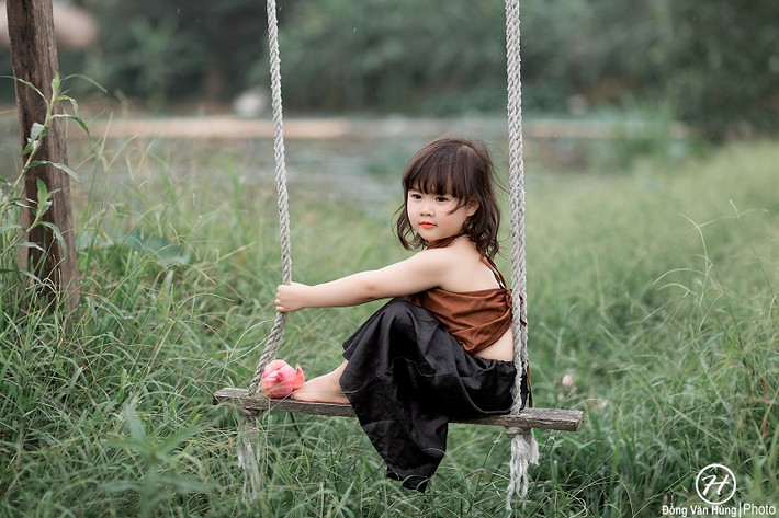 Sở hữu làn da trắng mịn màng, khuôn mặt bầu bĩnh dễ thương và diện bộ trang phục truyền thống áo tứ thân màu nâu, Ngọc Anh đã chiếm trọn tình cảm của người xem ngay từ những bức ảnh đầu tiên.