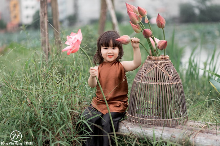 Ngọc Anh cũng thích tự làm đẹp cho bản thân, mỗi buổi sáng đi học Ngọc Anh tự dậy sớm để chải tóc, tự chọn quần áo để mặc. Ở nhà, cô bé còn giúp mẹ trông em mỗi khi chị Hòa bận.