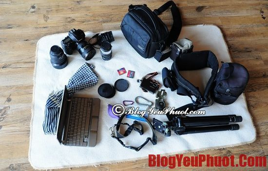 Thứ tư là công cụ công nghệ thông tin, mỗi chuyến đi, chúng ta nên luôn mang bên mình điện thoại, sạc pin, sạc dự phòng, máy ảnh, máy nghe nhạc. Nó vừa là một kênh thông tin hữu ích khi cần thêm thông tin ở các vùng miền, vừa là phương tiện kết nối các xe với nhau.