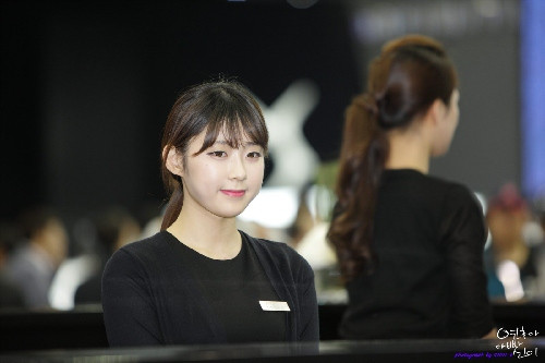 Vào năm 2015, cái tên An Yoojung từng nổi như cồn trên mạng xã hội khi xuất hiện xinh xắn trong Triển lãm ô tô Seoul. Những bức ảnh của cô nàng lễ tân bán xe hơi này nhanh chóng được dân mạng truyền tay và gây thiện cảm cho mọi người bằng vẻ ngoài xinh xắn.